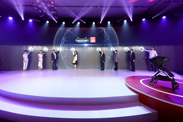 谢娜产后复出，商业首秀为好孩子碳纤维婴儿车天鹅站台