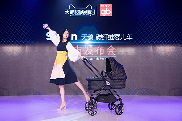 谢娜产后复出，商业首秀为好孩子碳纤维婴儿车天鹅站台