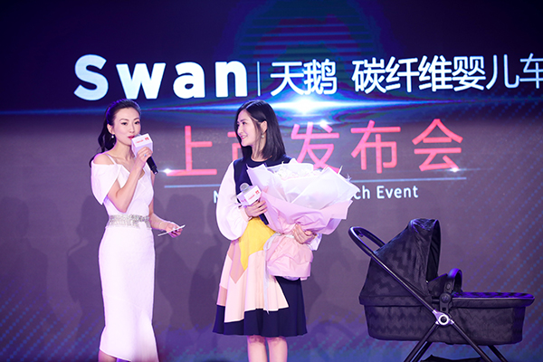 谢娜产后复出，商业首秀为好孩子碳纤维婴儿车天鹅站台