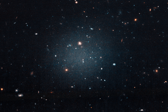 新发现的两个奇怪星系或暗示着暗物质研究的重大突破！