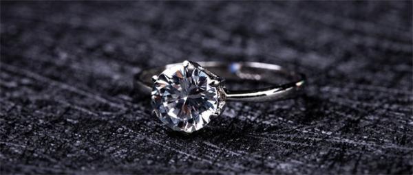 幸运！英女子买了枚玻璃戒指 苏富比鉴定后竟是价值650万元的钻石