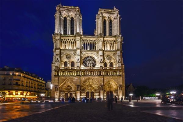 它的“挺身而出”，让近千年的巴黎圣母院得以幸存