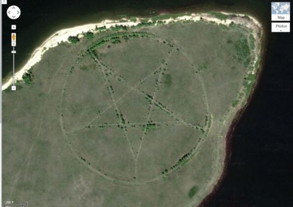 幽灵岛、神秘金字塔、血湖、UFO……扒一扒谷歌地球上最奇怪的景象