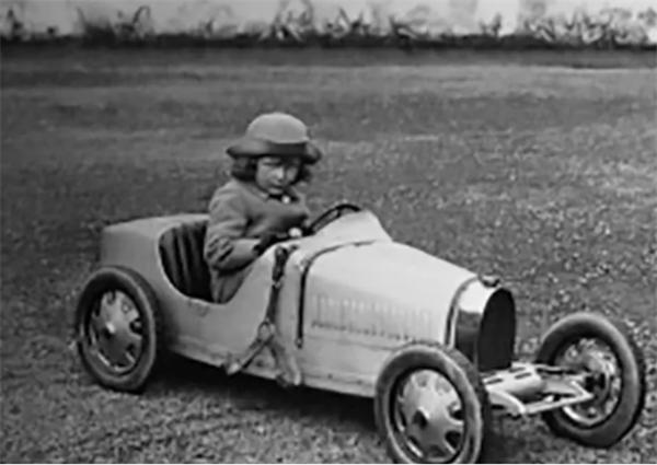 23.4万元！布加迪的这辆童车居然能以45公里时速上路“飙车”