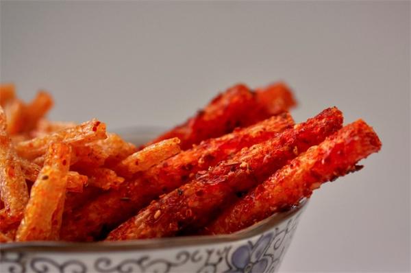 惊呆！千斤巨型辣条蛋糕现长沙 年产值600亿的“网红”食品火了