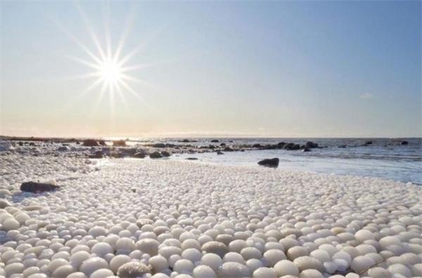 奇观！芬兰发现稀有冰蛋 雪白晶莹铺满30米长海岸线