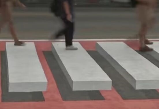 效果逼真！泰国3D斑马线亮相街头 利用视觉上的错觉提醒司机减速