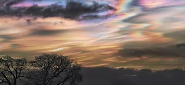瑞士上空惊现罕见“珠母云”！整片天空飘浮绚丽云彩，宛如一幅油画