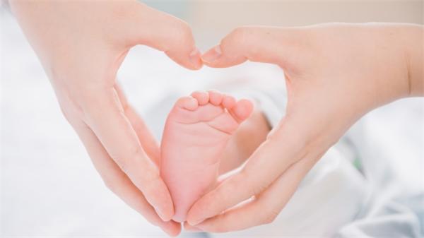 科学家警告：婴儿时期被忽视或缺乏关爱将致大脑体积缩小