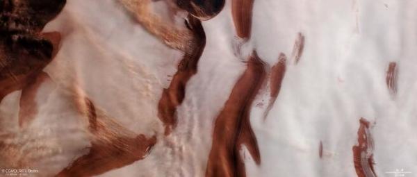 “火星快车号”发回火星北极照片：红白相映 展现奇特荒凉美