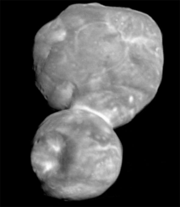 NASA新视野号发回新数据：“太空雪人”更像巧克力豆 陨石坑很少且没有水