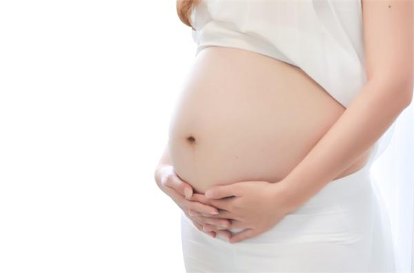 新研究：近半数新冠孕妇患者出现早产现象，9%会将病毒垂直传染给婴儿