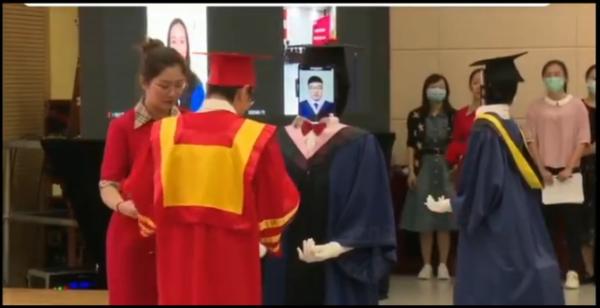 毕生难忘！南京邮电大学毕业典礼别开生面，采用机器人+云连线现场授予学位