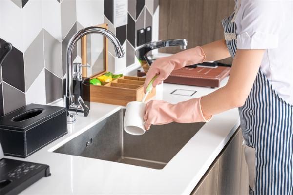 硕士|创业第一步！年薪30万女硕士辞职做保姆，朝九晚五双休月薪2万以上