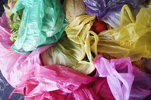 环保但昂贵！日本研发出可在海水中降解的塑料袋：由甘蔗等植物成分制成