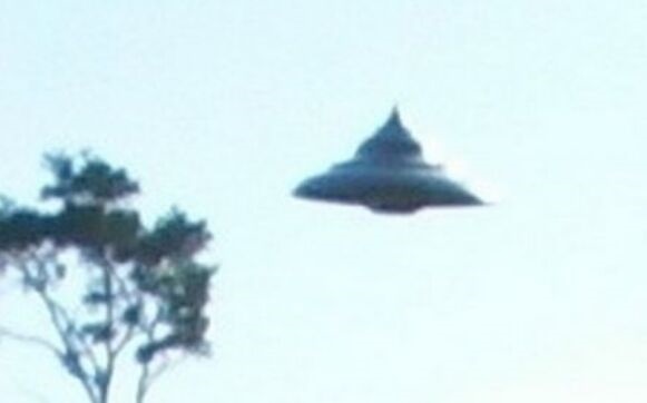 绝非PS！波兰男子拍到罕见UFO清晰照 像一只金属陀螺60米高空盘旋