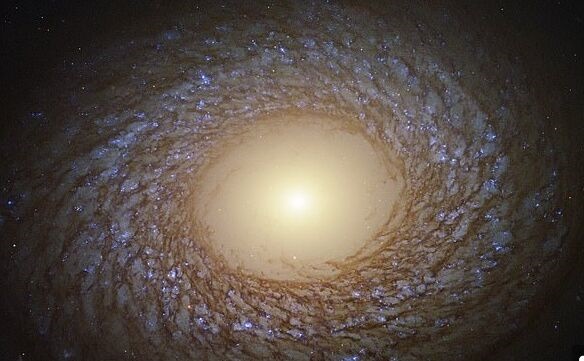 惊艳！NASA哈勃望远镜抓拍到“蓬松”星系：标准螺旋状，蓝色光点熠熠生辉