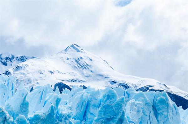 点赞！中国科研人员三伏天为冰川“盖被子”，预计消融速度将至少减少50%