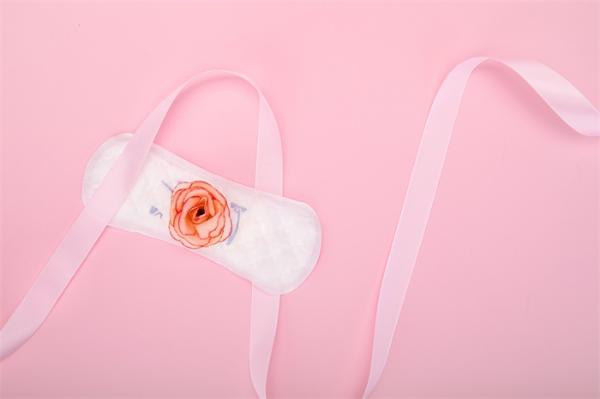 一片仅需2毛！网售散装卫生巾引发热议，企业回应：系网店盗用许可证