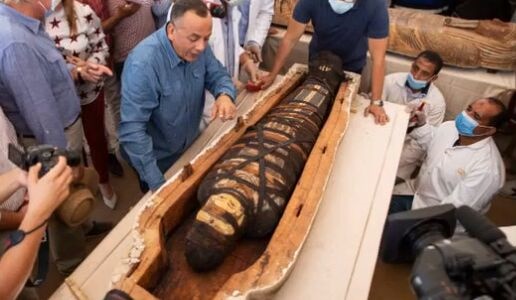 保存完好！埃及出土59具2500年前的木棺 与28尊古埃及神雕像葬在一起