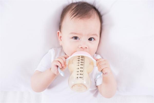 可怕！聚丙烯奶瓶会释放大量微塑料，婴儿平均每天或喝下160万颗