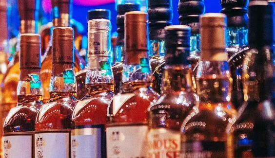 长期酗酒会损害大脑免疫系统，从而导致焦虑和上瘾