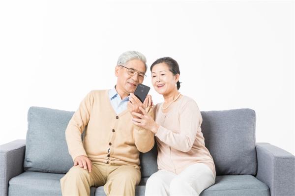“老年友好”值得重视！调查显示：九成受访青年愿意教父母用电子产品