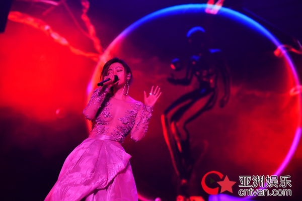 张杰助阵张靓颖天籁“珍”服上海 成都站即将开启