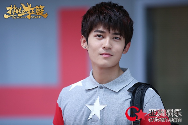 佟梦实《热血狂篮》今晚开播 呆萌小狼狗化身球场mvp