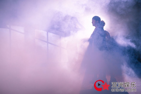 BOBO宋波涛《装》MV上线 拷问人心呼吁撕掉伪装