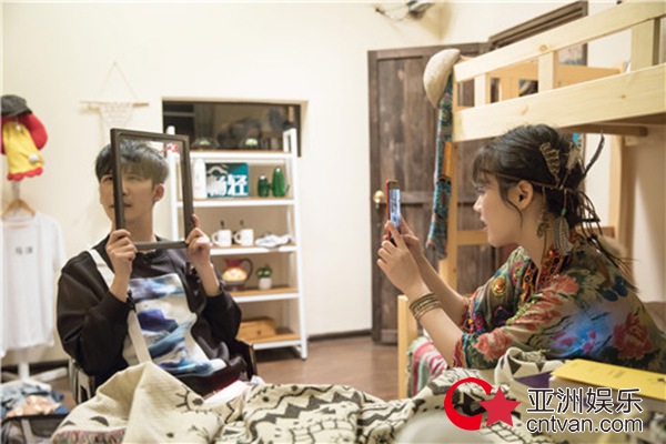 马思纯携手大张伟弹响“双重奏” 《我是大侦探》“马大哈”组合默契满分