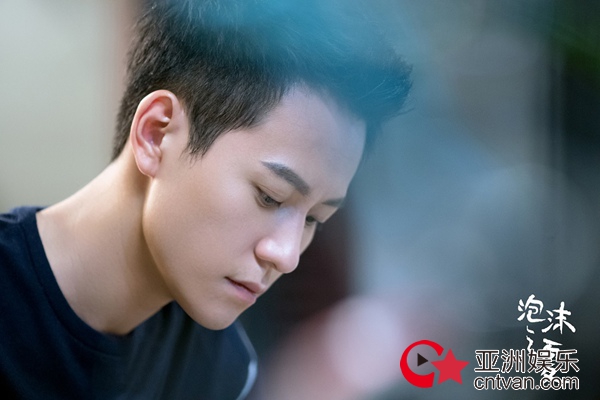 秦俊杰《泡沫之夏》气到吐血 翻牌粉丝被评“爱豆界的泥石流”