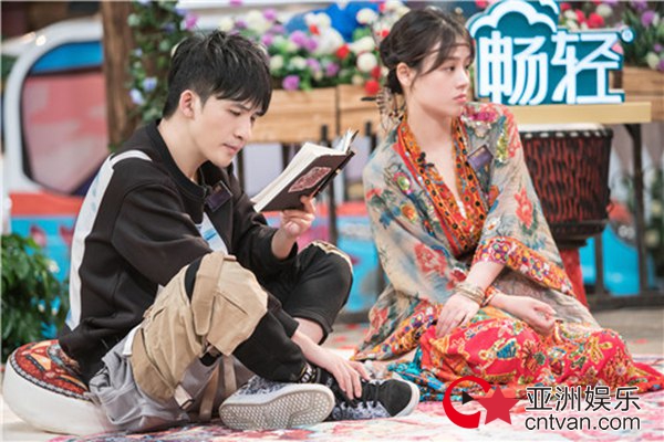 马思纯携手大张伟弹响“双重奏” 《我是大侦探》“马大哈”组合默契满分