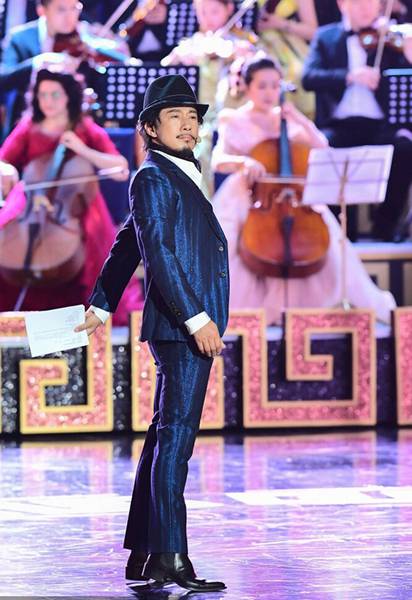 赵立新亮相北影节开幕式 双语主持共赴年度光影邀约