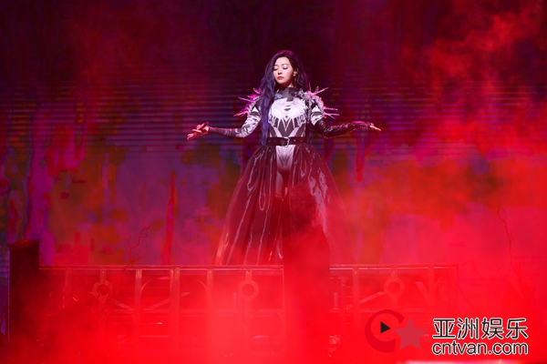 张靓颖深圳演唱会感动收官 张杰力挺老友将亮相“珍相”上海站