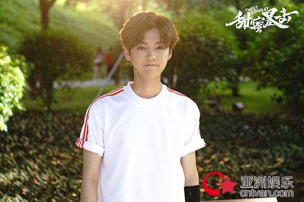 《甜蜜暴击》鹿晗片场健身根本停不下来 麒麟臂瞩目