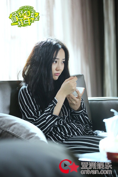 《像我们一样年轻》开播 涂冰上演叛逆“变形计”