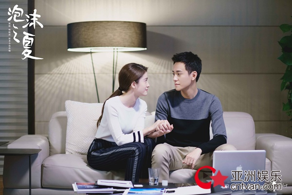 《泡沫之夏》打破翻拍剧“十翻九糊”困境 解锁口碑流量双赢模式