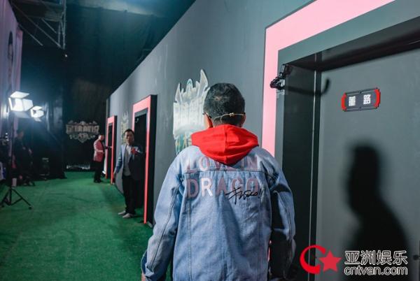 《足球解说大会》战火升级 董路自弹自唱舒缓压力