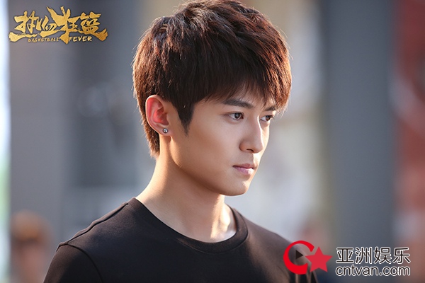 佟梦实《热血狂篮》今晚开播 呆萌小狼狗化身球场mvp