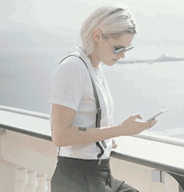 暮光女克里斯汀·斯图尔特为什么要光脚走红毯 是真性情还是博出位