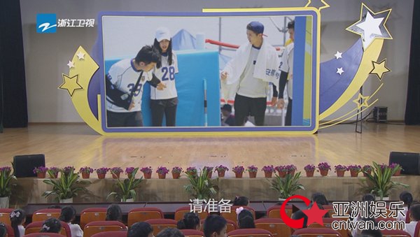 世界足球先生菲戈空降《奔跑吧》挑战史上最混乱“百人足球大战”！