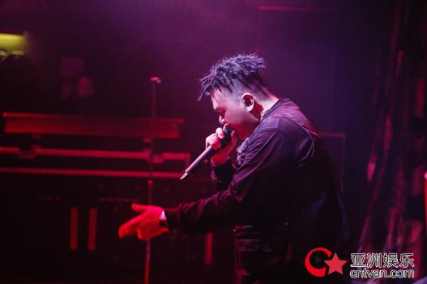 艾福杰尼黄旭美国巡演第三站爆燃芝加哥 偶像榜样力量彰显无遗