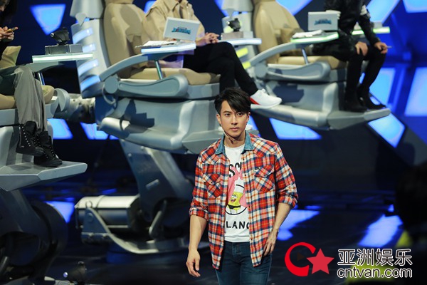 《这就是铁甲》吴尊变“操机大神” 花式走位引热议