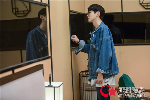 “何白”CP上线 何炅、白敬亭《我是大侦探》现场上演“相声”CP秀