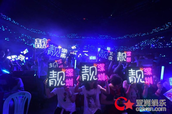 张靓颖深圳演唱会感动收官 张杰力挺老友将亮相“珍相”上海站