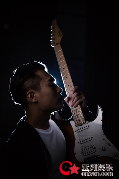 陆耀靖新单《睡前故事》温馨上线 父爱永不打烊