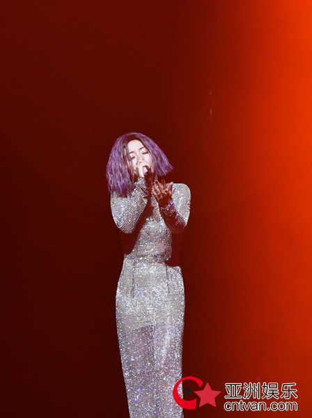 张靓颖深圳演唱会感动收官 张杰力挺老友将亮相“珍相”上海站