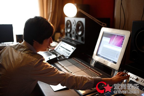 中国好声音学员黄霄雲新歌《打开》杨硕担任音乐制作人