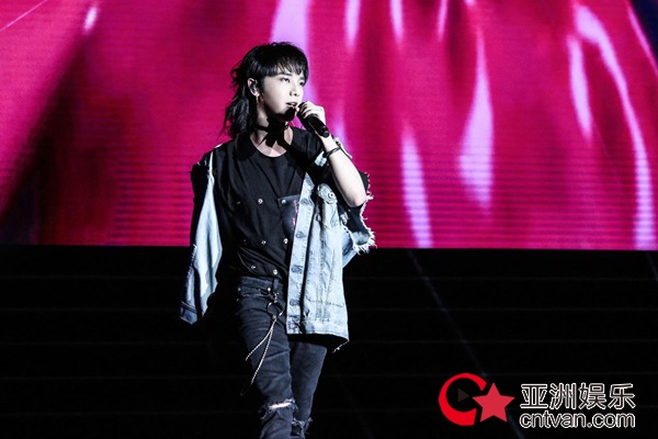 华晨宇、乐华七子齐现身，当红流量引爆映客“樱花女生星光夜”